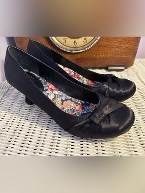 Jellypop Satin Black Low Heel Pumps Bow Detail Floral Lining Size 9.5